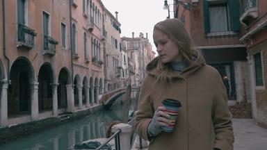 女人咖啡走威尼斯